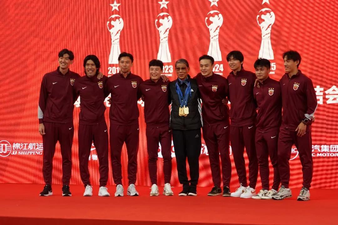 开云体育-吕文君回归根宝基地幕后：曾多次与恩师徐根宝进行长时间单独交流