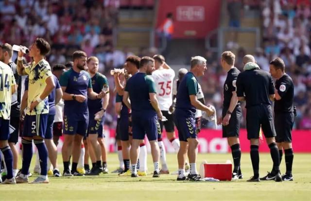 开云体育-热浪逼人比赛难受 英超各队有什么应对之策？